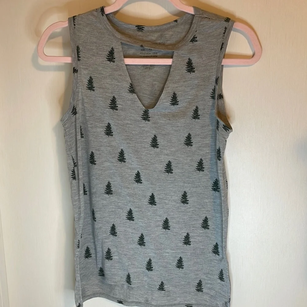 Tree 🌲 sleeveless top - Picture 1 of 3